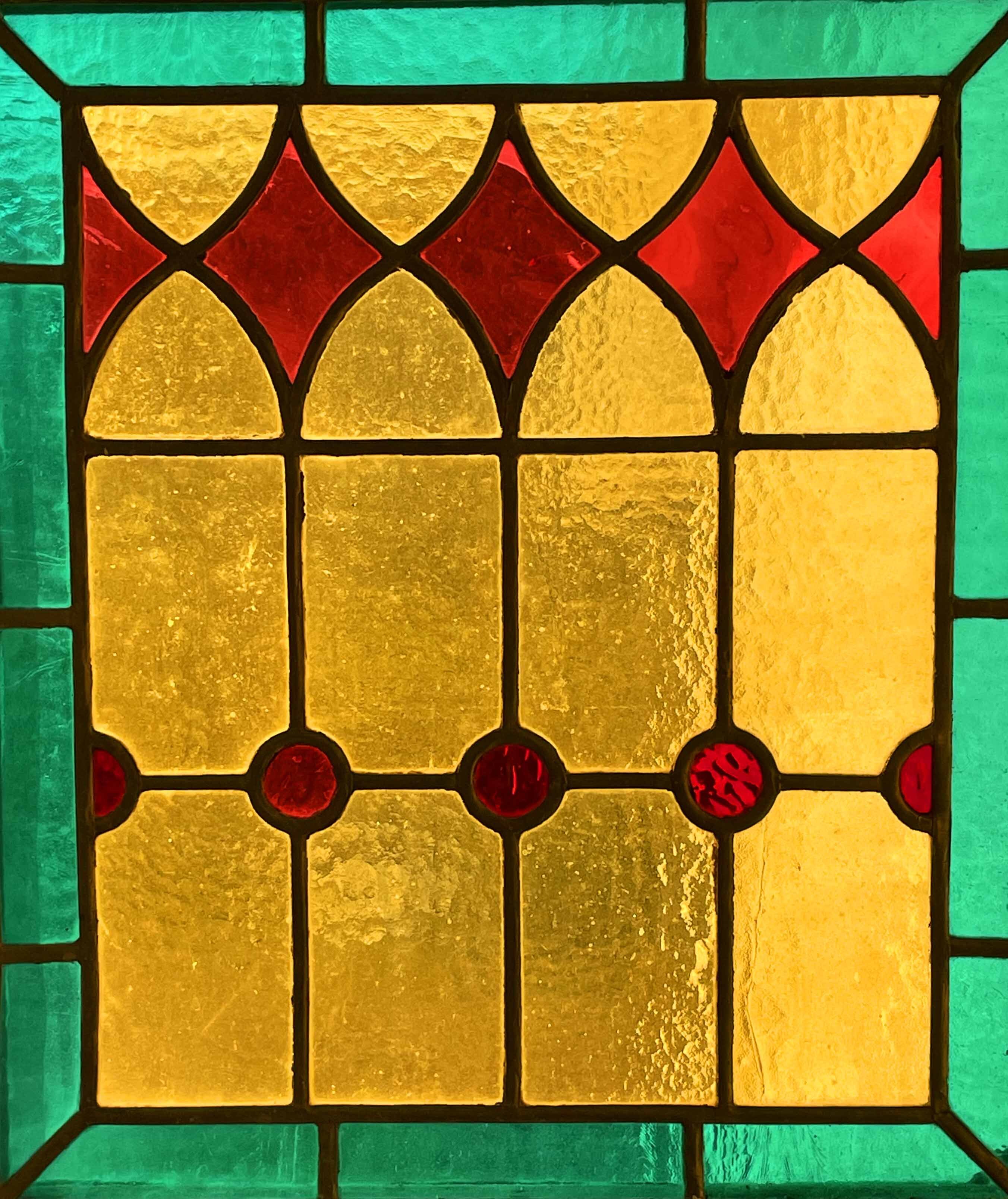 Vakre, farga glassruter pryder flere av vinduene pa╠è Sja╠èstad ga╠èrd. 05.05.22.-5459.jpg