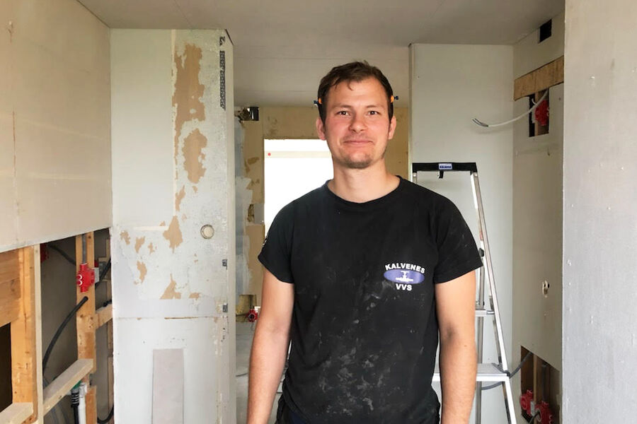Pål Schaltz Kalvenes stortrives i jobben som rørlegger etter noen år som eiendomsmegler. Neste år venter KEM-studiet. Foto: Privat