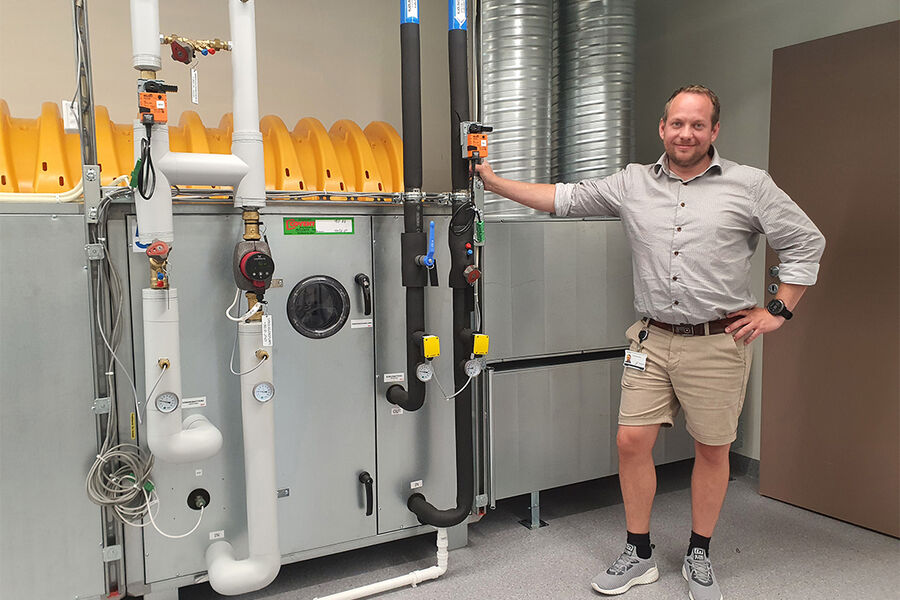 Faglærer Trond Gran Holte gleder seg over at stadig flere ser verdien i å investere i en utdanning innen KEM (Klima, Energi og Miljø - blir nå sannsynligvis endret til VVS- og Klimateknikk). – Det er mange rørleggere som er utrolig dyktige innen sitt fagområde, men det er like viktig å tilegne seg tverrfaglig kompetanse for å lære hvordan de ulike fagene griper inn i hverandre, sier han. På Fagskolen Innlandet legges det sterk vekt nettopp på tverrfaglighet.