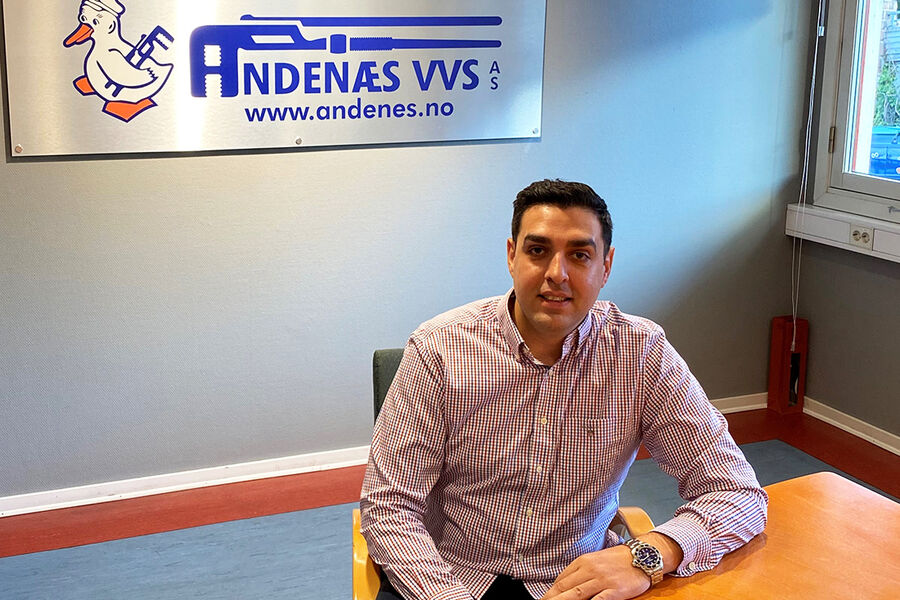 Fagskoleingeniør og rørleggermester Senad Eganovic er prosjektleder i Andenæs VVS. Han er glad for at det kommer diskusjoner om hvordan vi best kan ivareta vannsikkerheten i bygg, men sier det er forunderlig at det fortsatt er diskusjoner om «hvordan vi skal montere vannstoppere i kjøkkenbenken». – Det viser at det er usikkerheter blant rørleggere og entreprenører- og at regelverket kan tolkes ulikt.