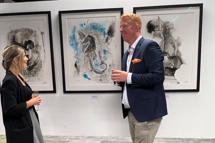 Martin Olsen er rørlegger av yrke, men det er under kunstneraliaset «Molsart» han får mest oppmerksomhet for tiden. Her i en engasjert samtale med en de besøkende på kunstutstillingen til Martin. 