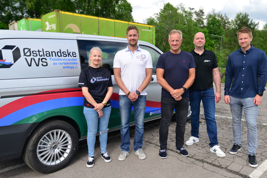 På bildet ser vi administrasjon i Østlandske VVS foran en av de nye elektriske bilene bedriften nylig har gått til anskaffelse av. Fra venstre administrasjons- og prosjektsekretær, Linn Løvseth. Avdelingsleder Kristian Ranheim, ny forretningsutvikler Helge Ranheim, servicesjef Thomas Albech, og ny daglig leder i selskapet, Anders Sødahl Ranheim.