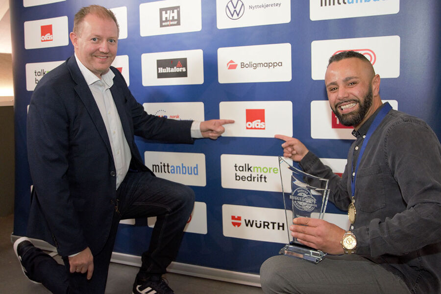 Oras har sponset rørleggerkategorien i «Norges Hyggeligste Håndverker» med flotte premier siden starten i 2017. – Det er en fin måte for oss å vise at vi er på lag med rørleggerne, sier Lars Erik Fossum, Country Manager i Oras Armatur. Her sammen med fjorårets vinner av Norges hyggeligste rørlegger, Hussein El Haddaoui. Han eier og drifter av Norsk Rørservice AS. 