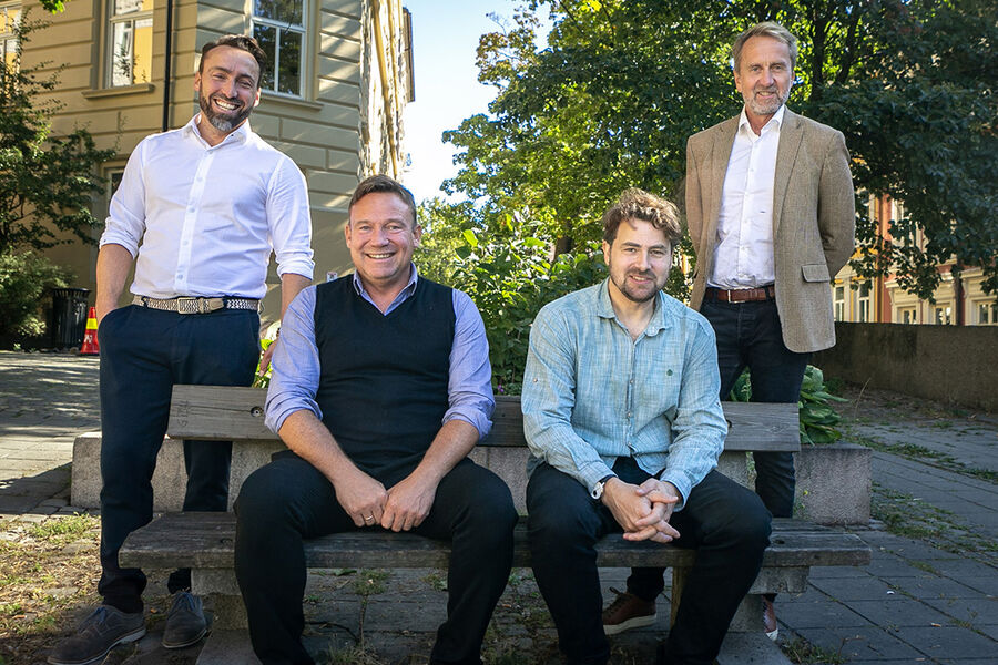 Kommersiell direktør Morten Stensrud i Byggtjeneste (t.v.) sammen med Tor Strand Jacobsen - nyansatt markedssjef NOBB-VAVVS, Joakim Larsen – nyansatt fagsjef miljø og Adm. dir. Øyvind Skarholt (t.h.)