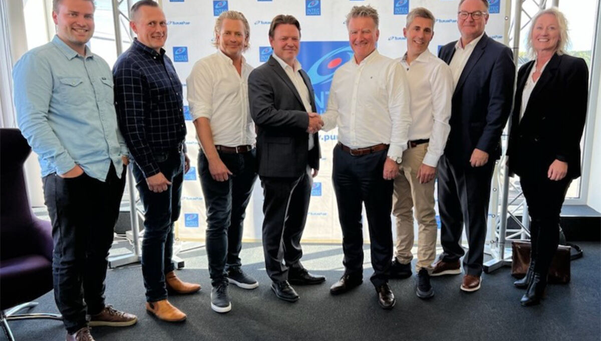 I midten ser vi Lars Erik Finne, M&A direktør i Ahlsell., og Ole Andre Hellem, daglig leder og eier i Intec Pumper, ta hverandre i hånden. .