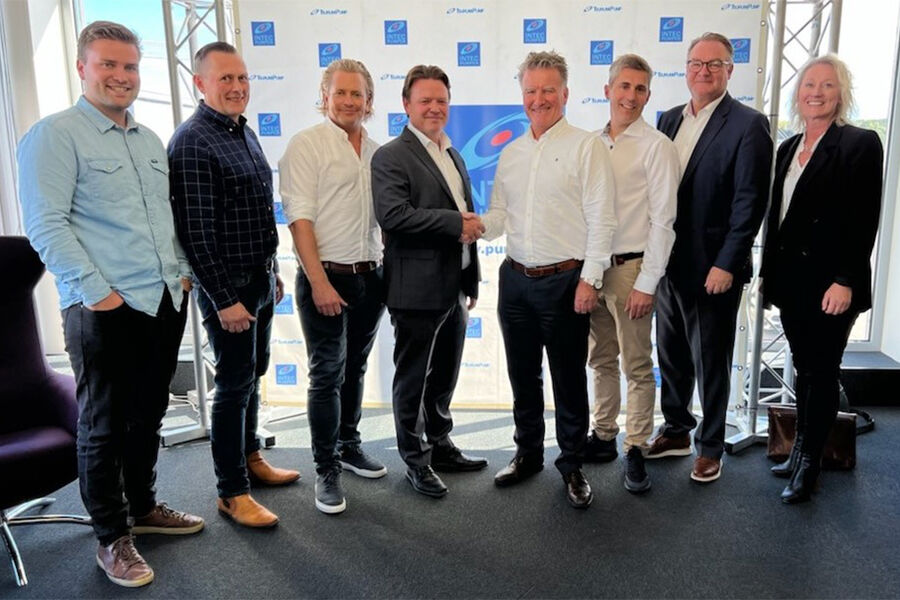 I midten ser vi Lars Erik Finne, M&A direktør i Ahlsell., og Ole Andre Hellem, daglig leder og eier i Intec Pumper, ta hverandre i hånden. .