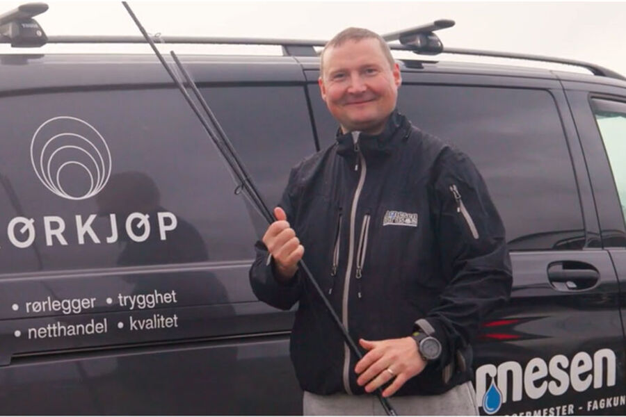 Adam Nikolai Hætta fra Arnesen Rør i Alta er kåret til Norges hyggeligste rørlegger i 2022. Han fikk flest stemmer av totalt tre rørleggere i finalen. 