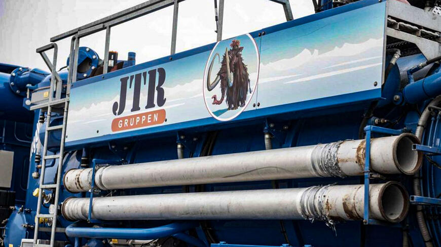 Logo for JTR-gruppen AS på lastebil
