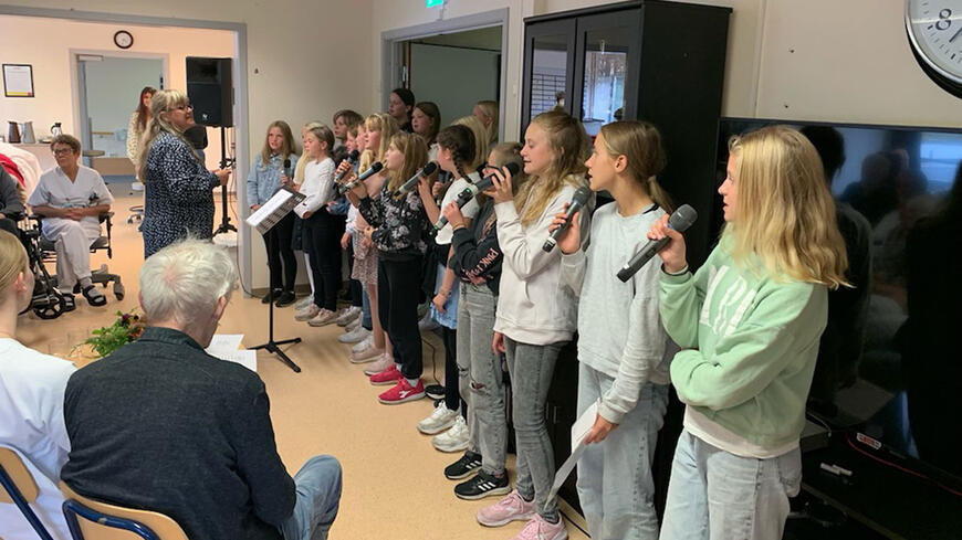 Ungdomskoret Egersund Sould children synger for de eldre på avdelingen 3ABC