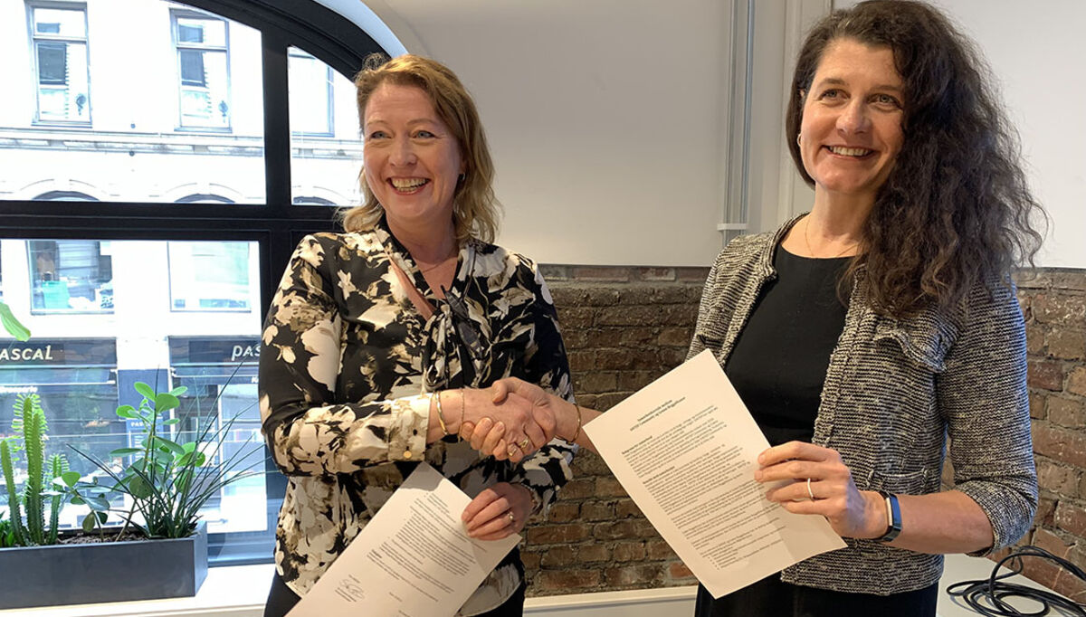 Avtalen ble signert av daglig leder Katharina Th. Bramslev i Grønn Byggallianse (t.h.) og konserndirektør Siri Hunnes Blakstad i SINTEF Community. Foto: SINTEF