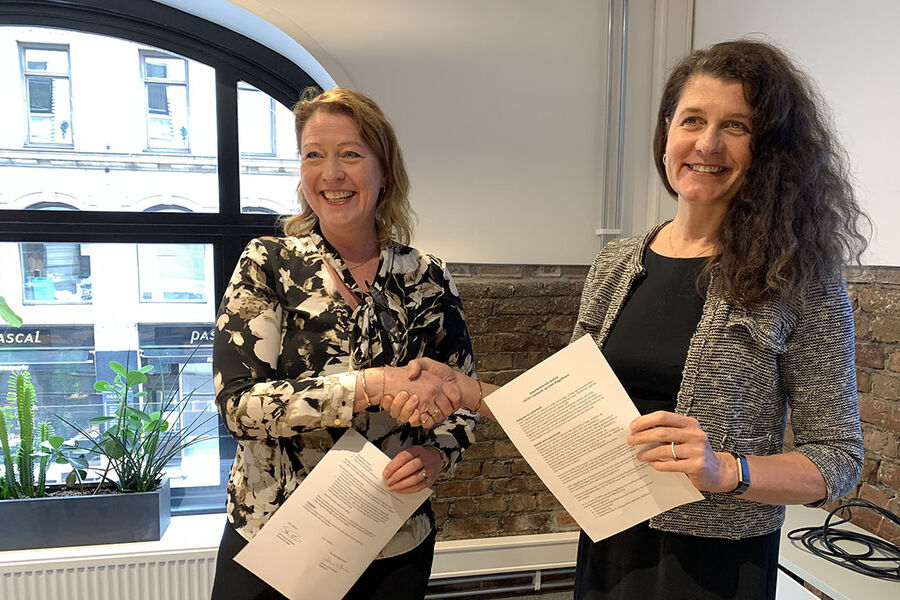 Avtalen ble signert av daglig leder Katharina Th. Bramslev i Grønn Byggallianse (t.h.) og konserndirektør Siri Hunnes Blakstad i SINTEF Community. Foto: SINTEF