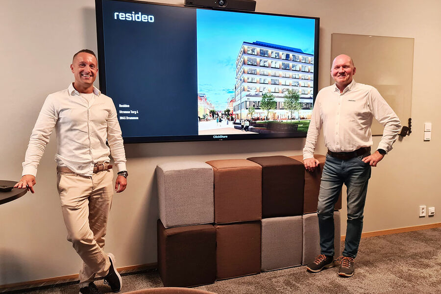 - Velkommen til den gode og matnyttige samtalen under VVS-dagene. Du finner oss i hall D03-21, der vi har hatt stand de siste 10 årene, sier Tom Fjordvang, Business Development Manager Norway & Sweden for Resideo (t.v.)  og Senior Technical Support Specialist Roar Aarø Syvertsen. 