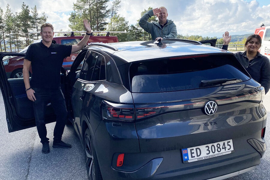 Her ser vi de ansatte hos Heidenreich Kristiansand, Morten Søyland, Terje Justnes, og Andrea Bernal gjøre seg klare til avreise for hotell og spa opphold. 