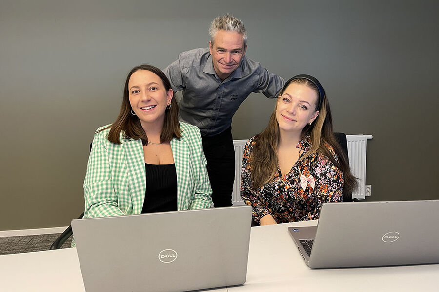 Dette er BLS Norge og Purus nye markedsavdeling. Fra venstre ser vi Daniella Gulbrandsen,Channel Marketer , Jarle Ørnebo, markedssjef, og Silje Marie Fredriksen, digital markedsfører. 