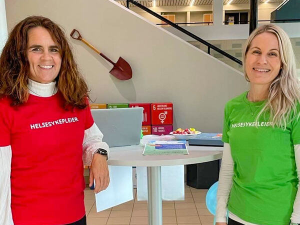 Hilde og Karianne fra Eigersund helsestasjon i t-sjorter som viser at de jobber med Verdensdagen for psykisk helse
