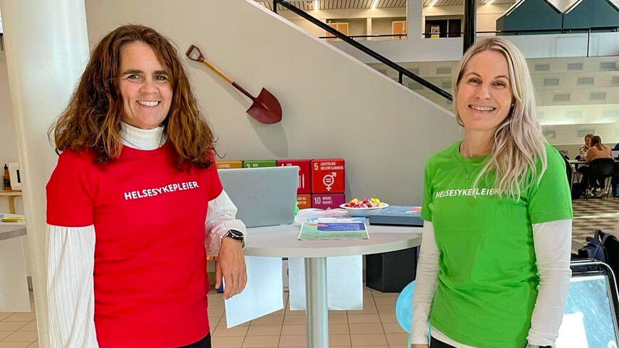 Hilde og Karianne fra Eigersund helsestasjon i t-sjorter som viser at de jobber med Verdensdagen for psykisk helse