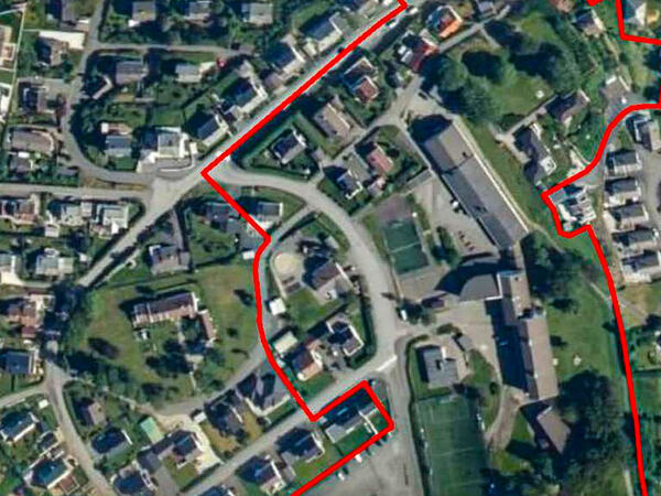 Satelittbilde over Husabø med grenser for hvor detaljreguleringen går