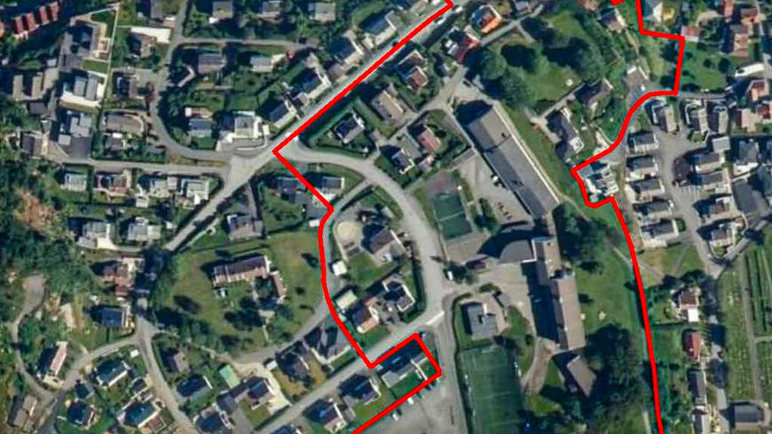 Satelittbilde over Husabø med grenser for hvor detaljreguleringen går