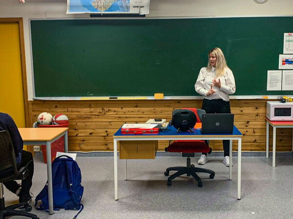 Lærer som underviser forann tavla i et klasserom