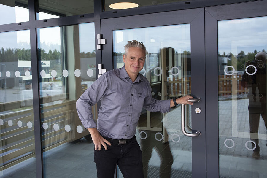 Jarle Ørnebo, markedssjef hos BLS Norge AS, mener at det å fokusere for mye på rekruttering av kvinner, kontra menn, gjør rørleggerbransjen en bjørnetjeneste. - Problemet er at antall studieplasser ikke har økt tilsvarende, som har gjort det mye vanskeligere å komme inn på utdanningen nå enn tidligere. Ved å kvotere inn kvinner, risikerer vi at mange av de mest motiverte rørleggeremnene går tapt, sier han.