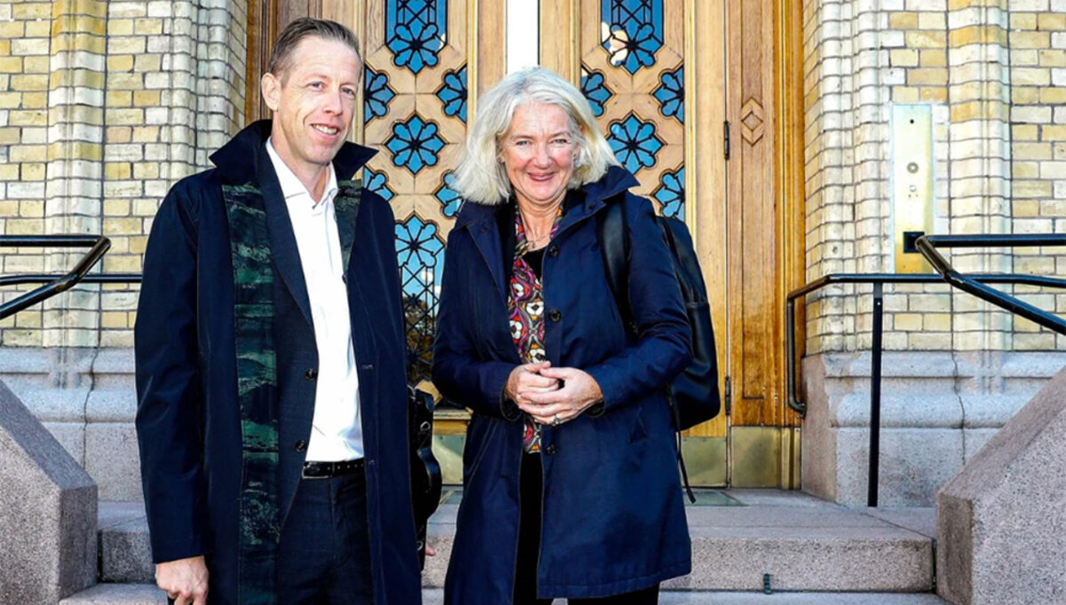 Øystein Seljeflot og Marianne W. Røiseland utenfor Stortinget. Foto: Marius Gulliksrud