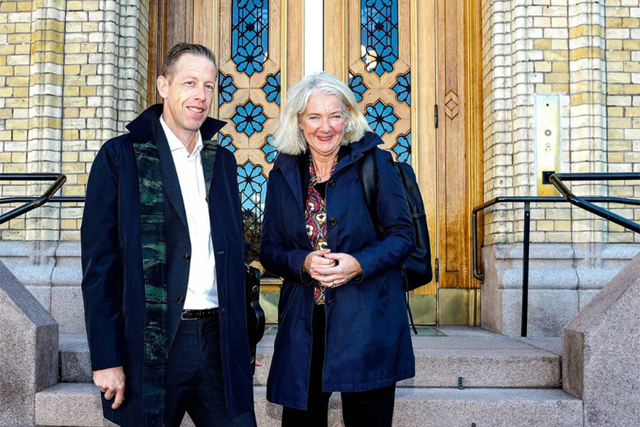 Øystein Seljeflot og Marianne W. Røiseland utenfor Stortinget. Foto: Marius Gulliksrud