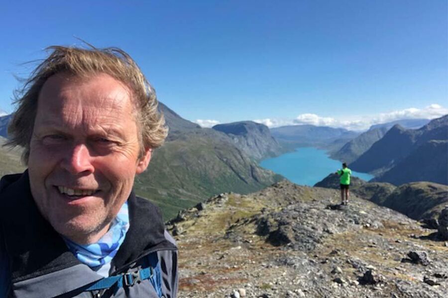 Ståle Thuv har takket for seg i arbeidslivet, etter 52 år i rørfaget. - Jeg har vært gjennom store endringer og omveltninger underveis. Men det har aldri vært aktuelt for meg å bytte til en annen arbeidsgiver, selv om det ikke har manglet tilbud. At det har vært mange oppkjøp og fusjoneringer, har gitt muligheter til stadig nye oppgaver og ansvarsområder, sier han.