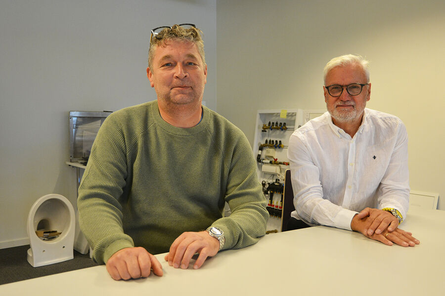 TECE Norges lanserer fra nyttår ikke mindre enn 22 ulike ulike varianter av prefabrikkerte gulvvarmeskap som hyllevare med kjapp levering på bestiling ,samt ute egne butikker. – Dette er noe vi tror rørleggerne vil se en stor verdi av med tanke på effektivisering, sier teknisk sjef Sigve Bru, og daglig leder Geir Herdlevær.