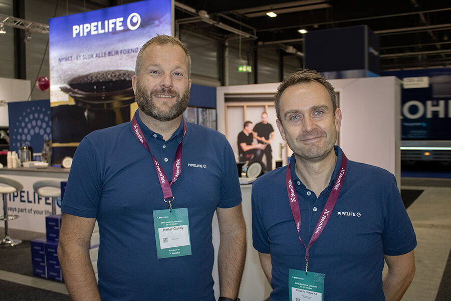 Bildetekst: Produktsjef Petter Gulløy og Stian Svendsen Oen salgssjef bygg i Pipelife presenterer de tre nye gulvslukvariantene under VVS-dagne på Lillestrøm.