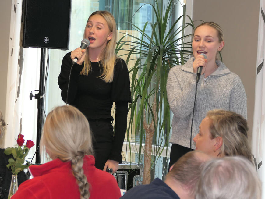 To jenter synger for de eldre på Lagård bo og servicesenter