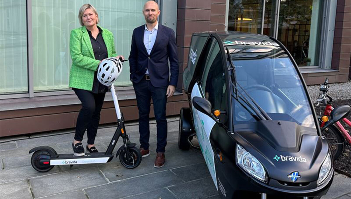 Anne Woie og Trond-Lauritz Larsen med el-mopedbil som de skal bruke til å transportere varer og tjenester i Stavanger.