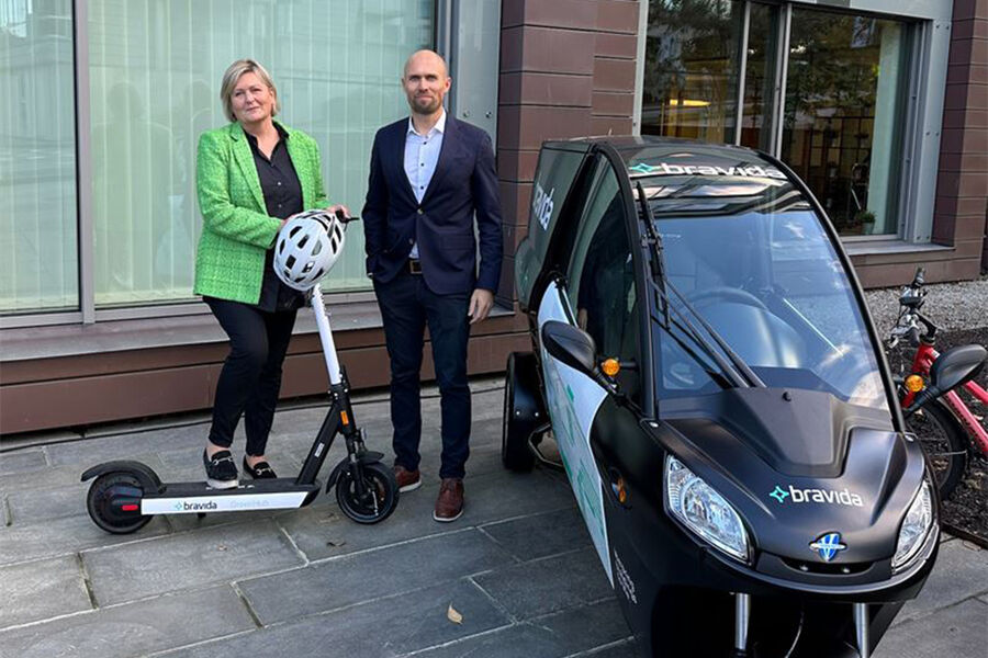 Anne Woie og Trond-Lauritz Larsen med el-mopedbil som de skal bruke til å transportere varer og tjenester i Stavanger.