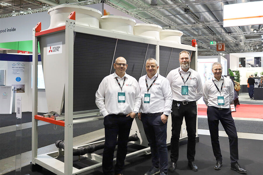 Nye Mitsubishi Electric MIENAI 110 kW luft-vann for nordisk klima. Fra venstre: Vegard Haug (Selger), Jakob Eide (Produktsjef), Tom Isaksen (Salgsingeniør) og Terje Michelsen (Salgsingeniør).