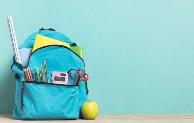 skolesekk med blyanter og kalkulator skolesekk med blyanter og kalkulator