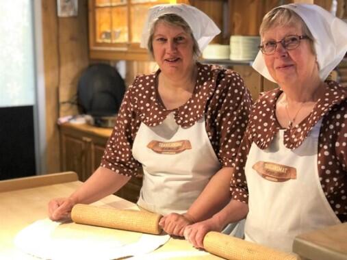 Baking på Nordneskroa med f.v. Lisa Grimstad og Irene Jansen, foto Tommy Edvardsen