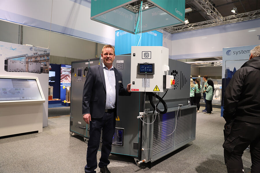 Ronny Danielsen, Systemairs fagansvarlig automatikk kunne endelig vise fram det norskproduserte konseptet Geniox på messe. – Aggregatene er veldig kompakte uten at det går ut over ytelsen, og dekker et spekter fra 2.000 til over 30.000 m3/h, forteller han. 