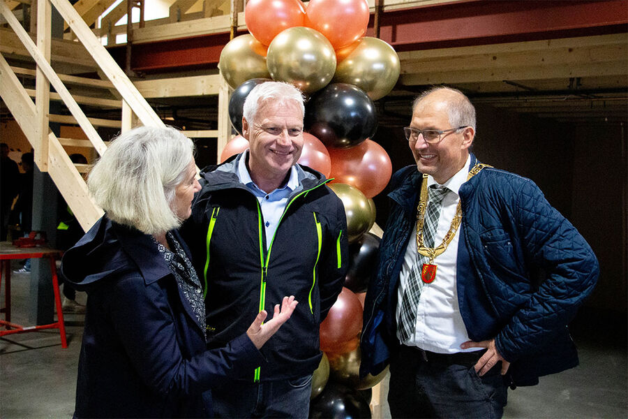 Adm. dir. Marianne W. Røiseland, Rørentreprenørene Norge, Roar Aasen, leder for opplæringskontoret til Rørentreprenørene i Telemark, og fylkesordfører, Terje Riis Johansen i prat på det nye verkstedet.