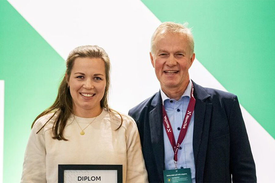 Ingrid Jæger Landsnes masteroppgave har blitt kåret til landets beste innen fagområdet VVS, energi og miljøteknikk for 2021. Hun fikk beviset på det av Mads Mysen under VVS-dagene. Foto_GK Gruppen AS.