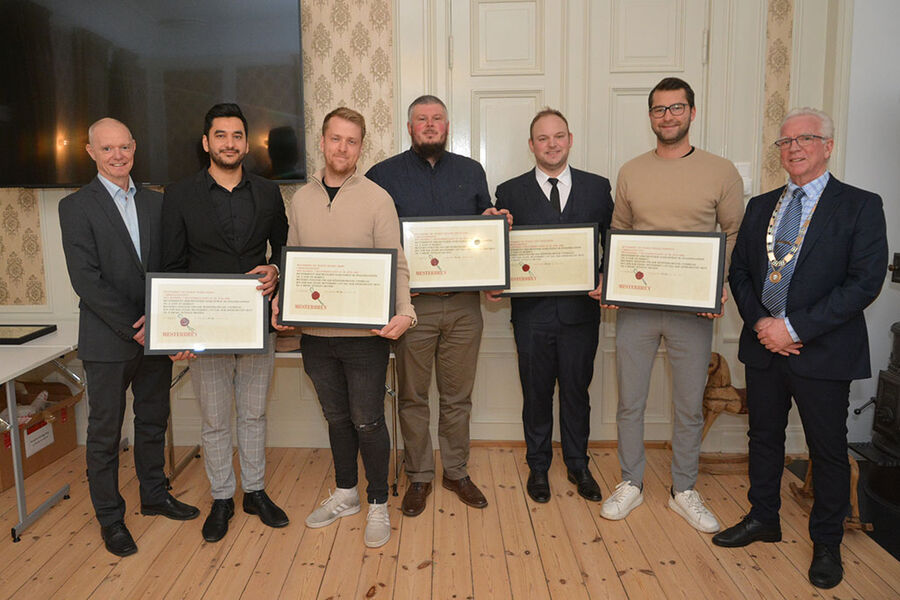 De nye rørleggermesterne samlet på Kjeller Gaard. Fra venstre, Wahid Rawan, rørlegger hos Instant VVS AS, Henrik Short, ettermarkedsansvarlig i Bjerke Rør AS, Roy Inge Eid Nysted, rørlegger hos Askim & Mysen Rør, avd. Romerike, Stein Egil Kvam, rørlegger Lillestrøm Rørleggerbedrift AS, og Birger Pedersen, prosjektleder hos Rørteft AS. Helt til venstre Rolf Nyborg, Mesterbrevnemda, og ytterst til høyre fungerende oldermann Einar Mehus. 