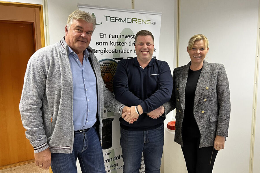 Armaturjonsson overtar selskapet Termorens AS. På bildet ser vi fra venstre daglig leder i Termorens AS, Thore Andreassen, daglig leder i Armaturjonsson, Thorn Fredrik Hemsen, og helt til høyre Bjørg Helen Andreassen. 