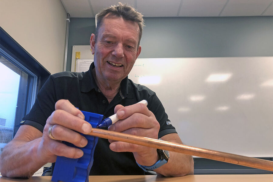 - Å bruke innstikksmaler er til syvende og sist et personlig valg, og vi vil at rørleggeren skal ta ansvar for det flotte håndverket som dette faktisk er, og løse oppgavene slik de selv mener gir best resultat, sier Sverre Sandbraaten, leder Opplæringskontoret for rørleggerlærlinger i Østfold.