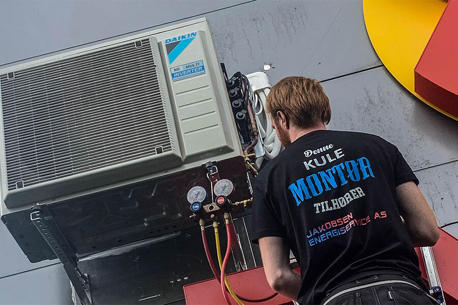 Luft-til-luft-varmepumper er et av de mest kostnadseffektive tiltakene for bedrifter. Her monterer Jakobsen Energiservice utedel for en tannklinikk. 