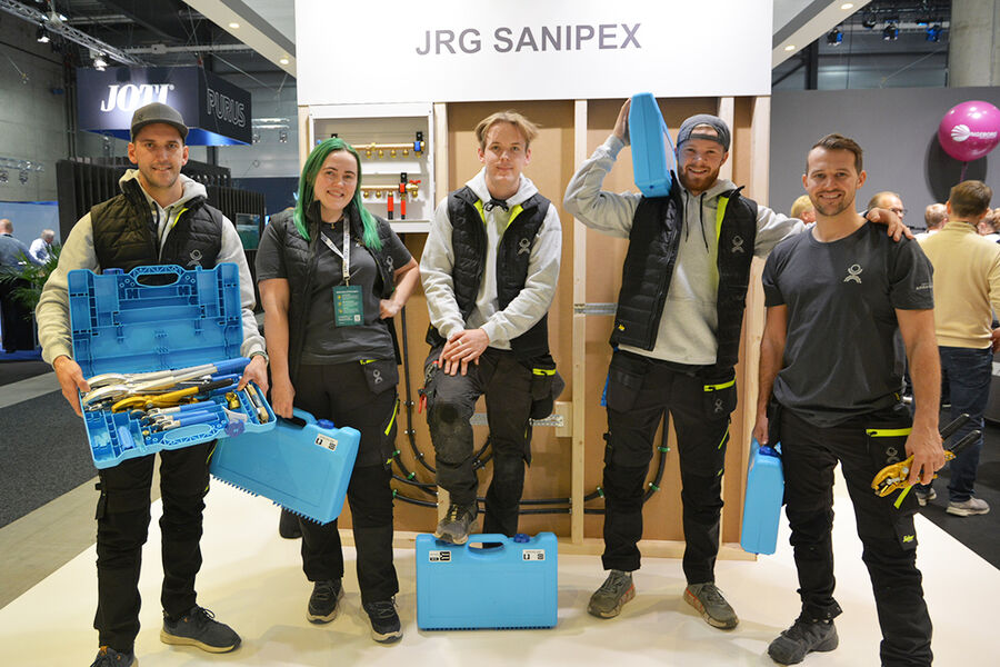 Her ser vi Sanipex ambassadørene samlet på rekke under VVS-dagene etter at alle har fått hver sin koffert med en gullforgylt tang.. Fra venstre, Even Tveter, Tveter Rørservice AS, Ida Melgaard, Comfort Lier AS, Valdemar Rokne, Grønne VVS, Severin Poppe, Grønne VVS, og Michael Erlandsen, Rørleggermester Erlandsen AS.