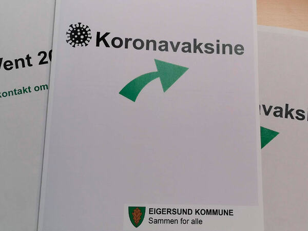 Skilt som viser vei for å ta koronavaksine