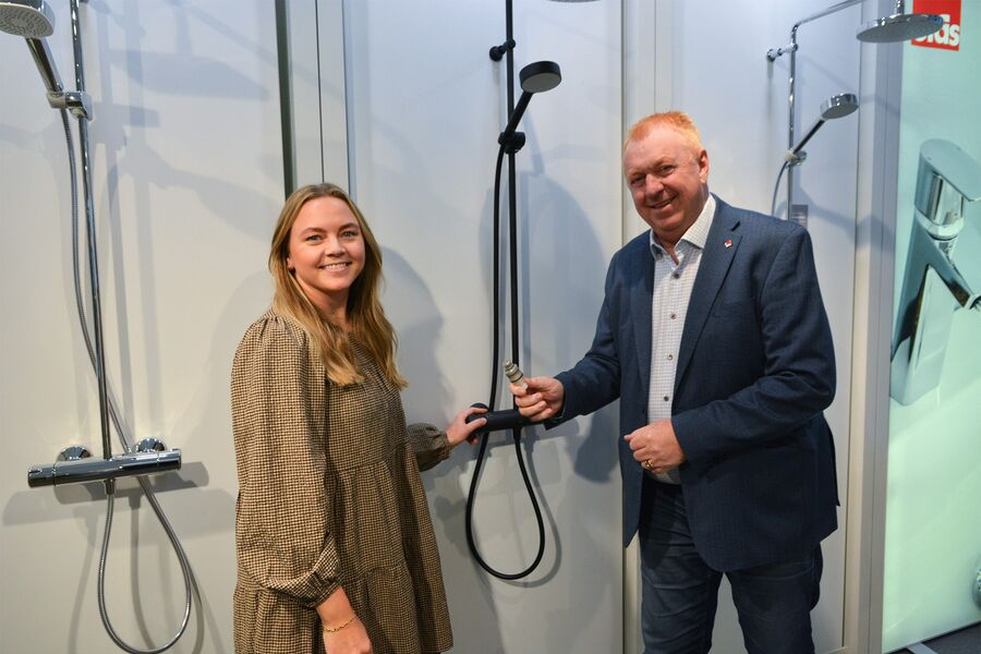Salgssjef Olav Aastvedt, Marketing Specialist Susanne Karine Halck og Country Manager Lars Erik Fossum har veldig tro på at både rørleggere og forbrukerne vil trykke Oras Comfort til sitt bryst. – Den både sikrer en optimal dusjopplevelse og øker tryggheten, sier de.