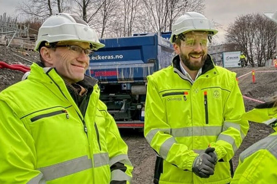 Klima- og miljøminister Espen Barth-Eide og næringsminister Jan Christian Vestre besøker nye Tøyenbadet som er under oppføring i Oslo. Foto: Klima- og miljødepartementet.