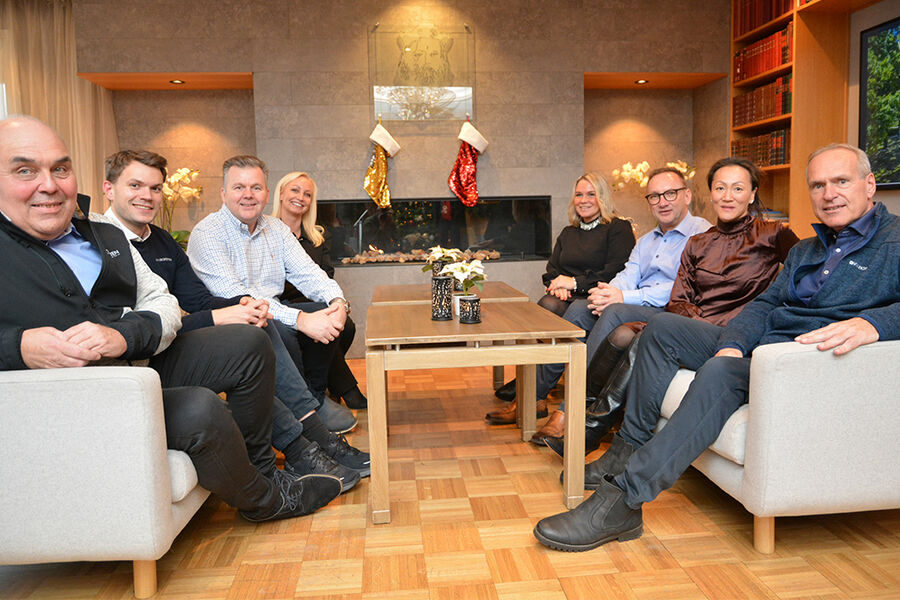 Kjedekontoret til VVS Eksperten. Fra venstre Olav Råken, Asbjørn Olsen, Geir Rune Bøkeid, Susanne Gantzel. Til høyre i sofaen, Bjarne Barlaug, Marie S. Spjeldnes, Kai Johnsen, og Birgitte Tunheim