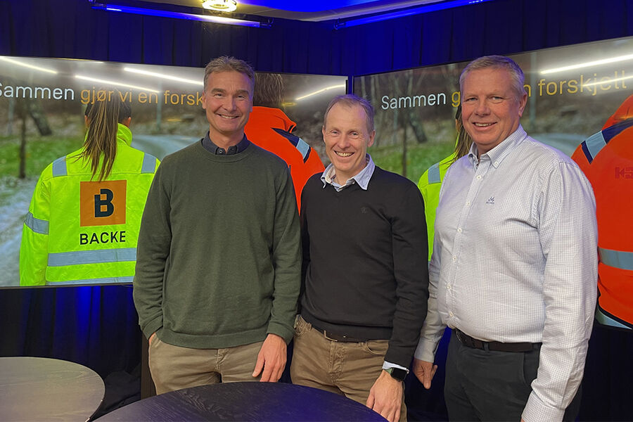 På bildet ser vi fra venstre: Jon Syrtveit konsernsjef Kruse Smith, Eirik Gjelsvik konsernsjef Backe, Asle Randen, administrerende direktør Backe Entreprenør AS