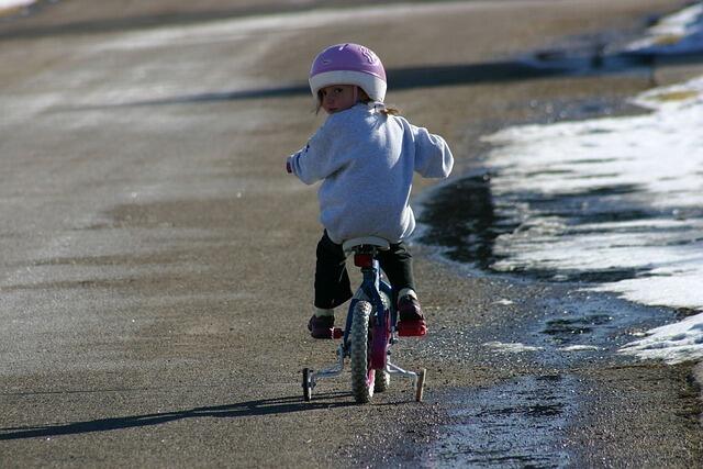 Liten jente på sykkel
