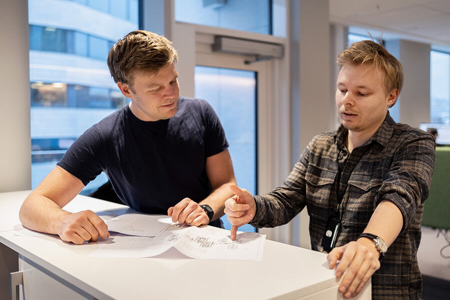 Norske virksomheter har et stort potensial for å spare energi og penger ved å drifte byggene sine mer optimalt, kan Lucas van Laack og Alexander Heen i Rambøll slå fast. Foto: Melisa Fajkovic, Rambøll.